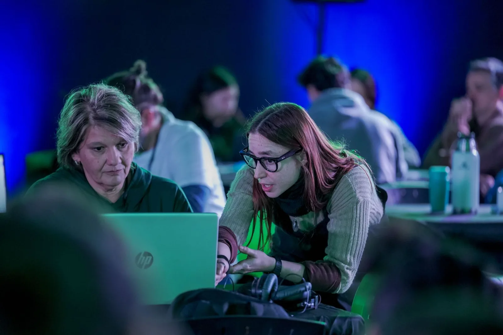 Equipos trabajando en la HakIAton del Parque de la Innovación