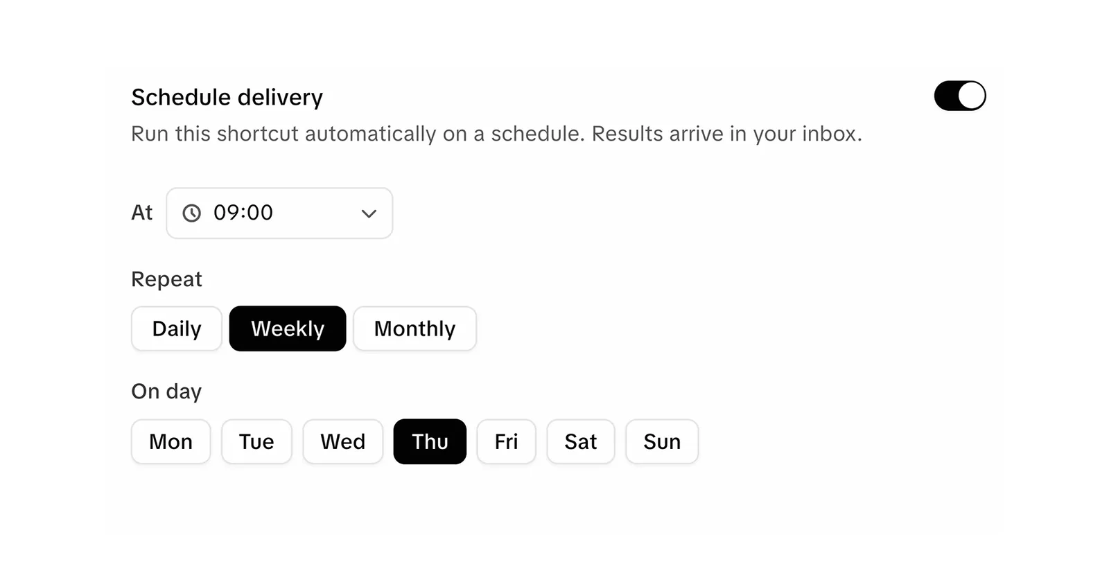 Panel de configuración de envío automático con el toggle activado, horario en 09:00, repetición semanal seleccionada y el jueves marcado como día de entrega.