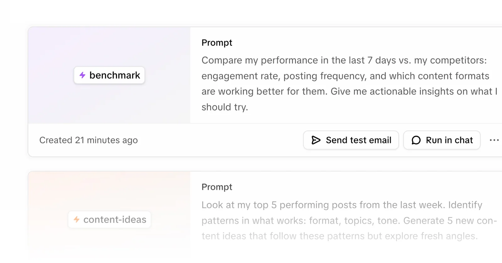 Vista detalle del atajo 'benchmark' mostrando un prompt para comparar la performance de los últimos 7 días contra competidores, con opciones para enviar un email de prueba o correr en el chat.